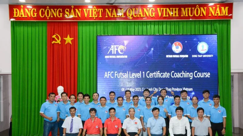 Các học viên cùng Ban tổ chức lớp học chụp hình lưu niệm