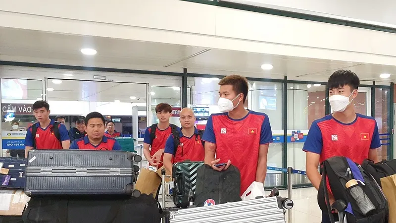 Các thành viên ở khu vực phía Bắc về đến sân bay Nội Bài vào tối 17-5