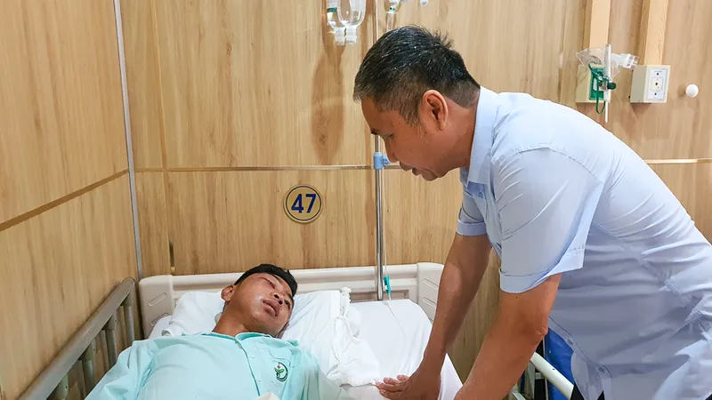 TTK VFF Dương Nghiệp Khôi đến thăm cầu thủ Hoàng Anh