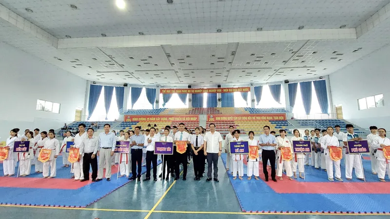 Ban tổ chức trao hoa và chụp ảnh lưu niệm cùng các đội dự giải
