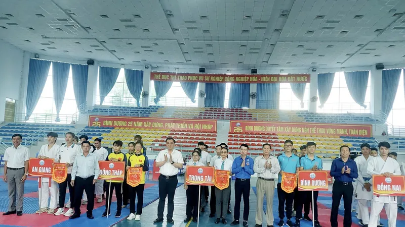 Ban tổ chức chụp ảnh lưu niệm cùng với các đội và trọng tài tại lễ khai mạc