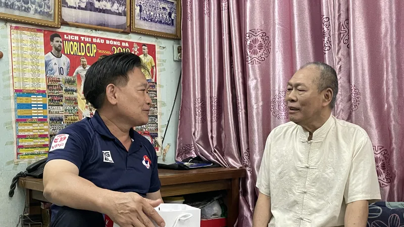 Phó TGĐ Công ty VPF Võ Văn Hùng đến thăm cựu tuyển thủ Lê Văn Phúc