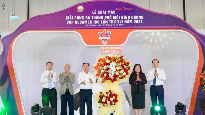 Lãnh đạo UBND tỉnh Bình Dương trao hoa chúc mừng đến lãnh đạo Tổng công ty Becamex IDC và LĐBĐ tỉnh Bình Dương tại lễ khai mạc