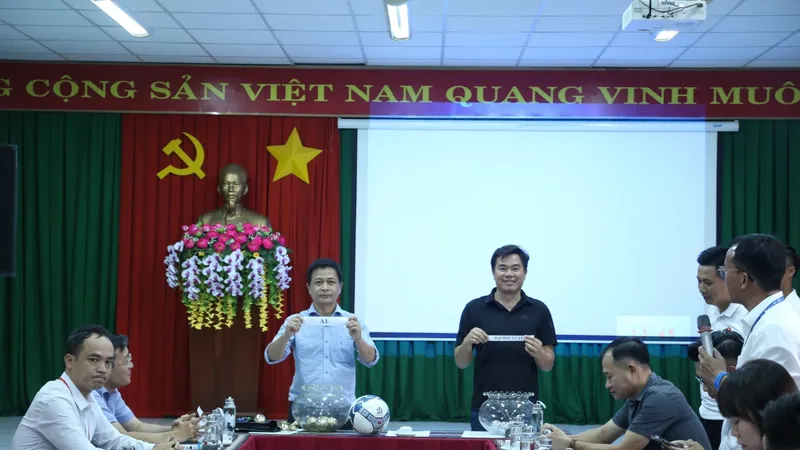 Đại diện các đội tham dự trong phần bốc thăm chia bảng