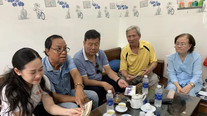 Đại diện công ty VPF, Công ty CP Thể thao Đà Nẵng, Chi hội cựu cầu thủ Đà Nẵng đến thăm ông Trần Văn Châu (áo vàng)