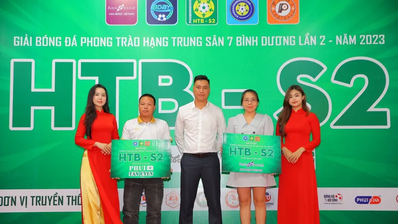 Ban tổ chức cùng các nhà tài trợ tại buổi họp, giới thiệu về giải