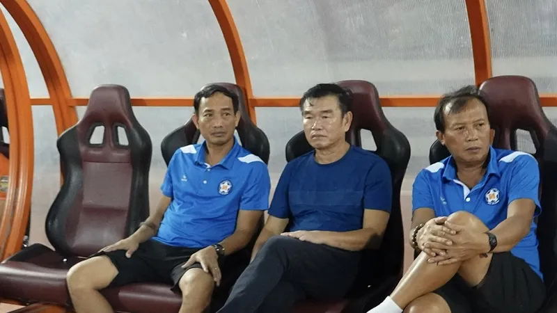 HLV Phan Thanh Hùng cùng các trợ lý thất thần sau trận thua CLB THCM mới đây. Ảnh: DŨNG PHƯƠNG