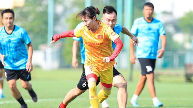 Các cô gái ĐT Việt Nam đã thắng 3-1 trước đội lão tướng từng tham dự SEA Games 2003.