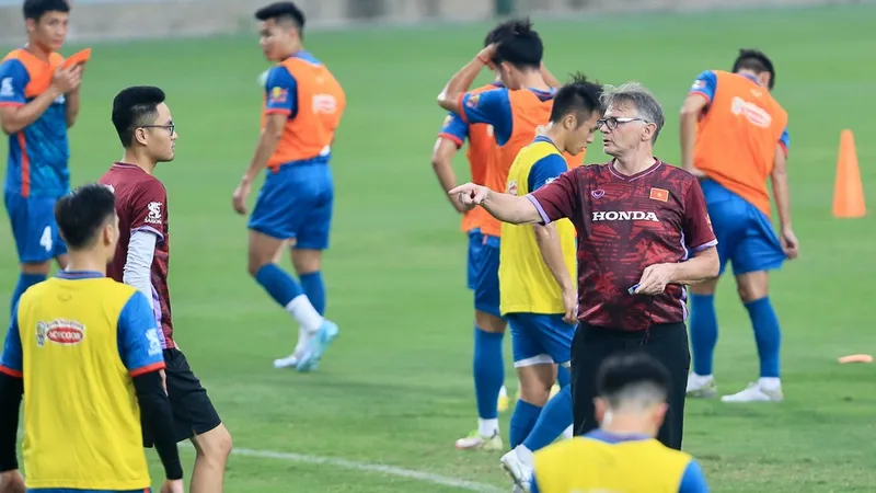 Thầy trò HLV Troussier trên sân tập ngày 8-6