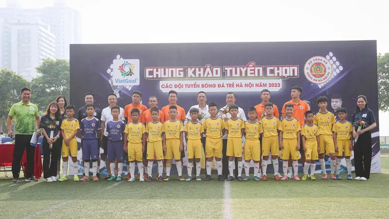 Đại diện CLB CAHN và đội U11 CAHN đến dự và truyền cảm hứng cho gần 200 cầu thủ trẻ tham gia buổi chung khảo tuyển chọn.