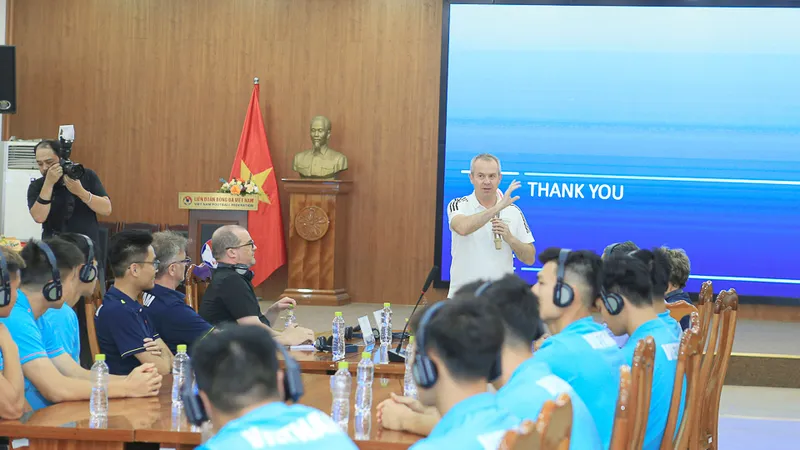 Đại diện UEFA chia sẻ tại lễ bế mạc