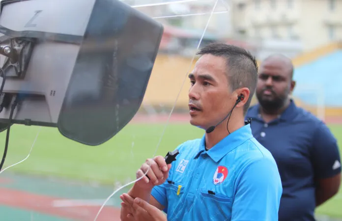 Trọng tài Mai Xuân Hùng thực hành xem lại tình huống dưới sự quan sát của chuyên gia FIFA Bhaveshan Moorghen