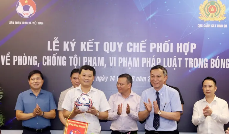 Chủ tịch VFF Trần Quốc Tuấn thay mặt VFF tặng Trung tướng Trần Ngọc Hà – Cục Trưởng Cục Cảnh sát Hình sự quả bóng thi đấu có chữ ký của các cầu thủ đội tuyển quốc gia.