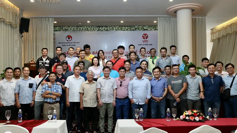 Lãnh đạo VFF và VPF chụp ảnh lưu niệm cùng phóng viên thể thao phía Nam tại buổi gặp mặt ngày 16-6. Ảnh: DŨNG PHƯƠNG