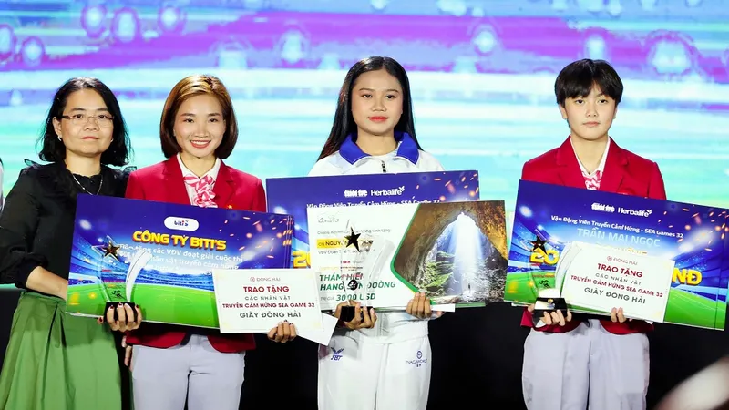 Ban tổ chức trao thưởng cho 3 cô gái, những nhân vật truyền nhiều cảm hứng tại kỳ SEA Games 32. Ảnh: HOÀNG TÙNG