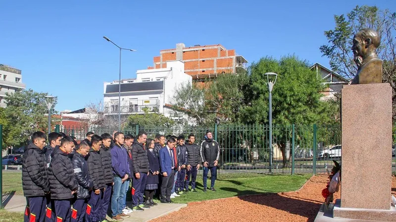 Tập thể đội tuyển futsal Việt Nam dâng hoa tại tượng đài Chủ tịch Hồ Chí Minh 