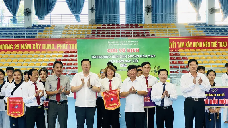 Ban tổ chức chụp ảnh lưu niệm cùng trọng tài, các VĐV tham dự giải