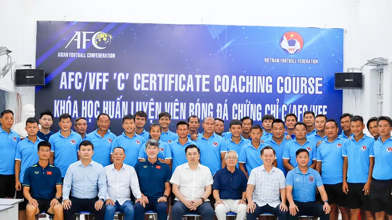 Ban tổ chức và các học viên chụp ảnh lưu niệm tại lễ bế mạc