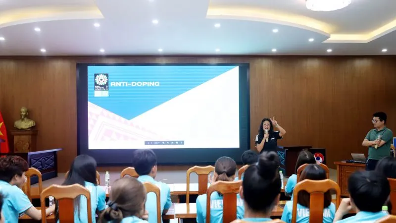Chuyên gia FIFA phổ biến luật cho đội tuyển nữ Việt Nam