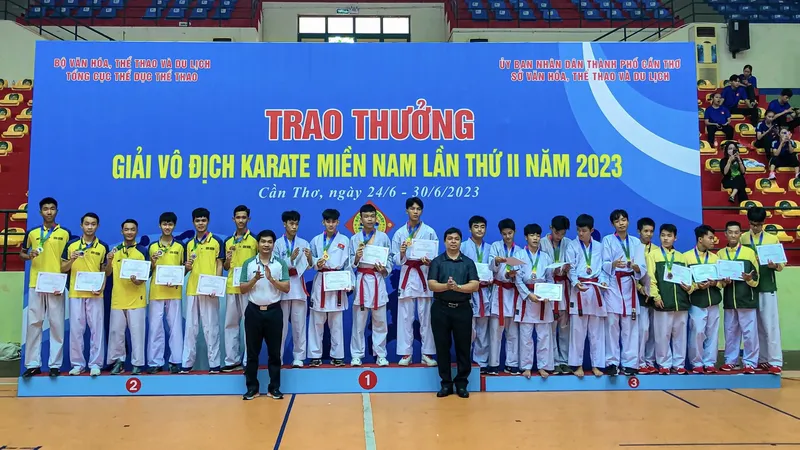 Các VĐV đạt HCB nội dung Kumite đồng đội nam lứa tuổi 15-17