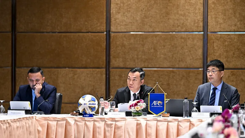 Chủ tịch LĐBĐ Việt Nam Trần Quốc Tuấn chủ trì cuộc họp với vai trò Trưởng ban.