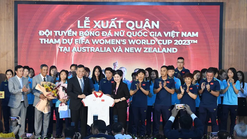 Chủ tịch LĐBĐ Việt Nam Trần Quốc Tuấn trao tặng áo thi đấu có chữ ký các tuyển thủ đến nhà tài trợ tại lễ xuất quân