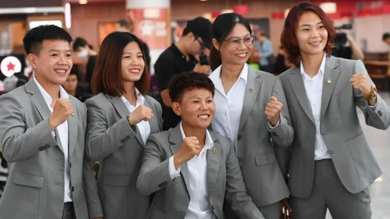 Các tuyển thủ háo hức tại sân bay Nội Bài
