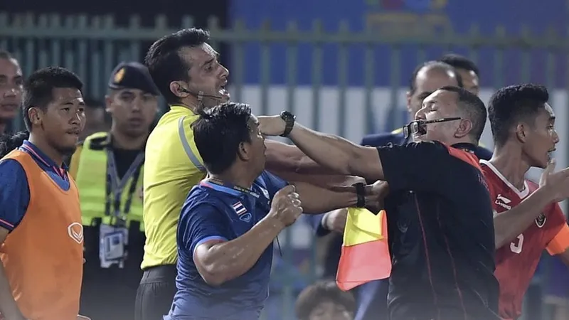 Hình ảnh xấu xí trong trận chung kết môn bóng đá nam SEA Games 32
