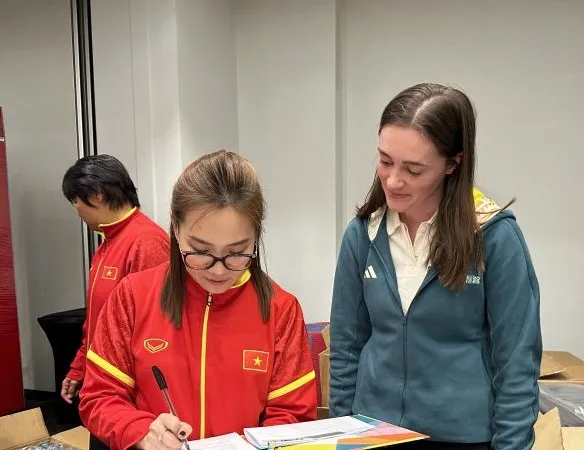 Đại diện đội tuyển nữ Việt Nam tiếp nhận các thùng đựng trang bị thi đấu do FIFA cung cấp