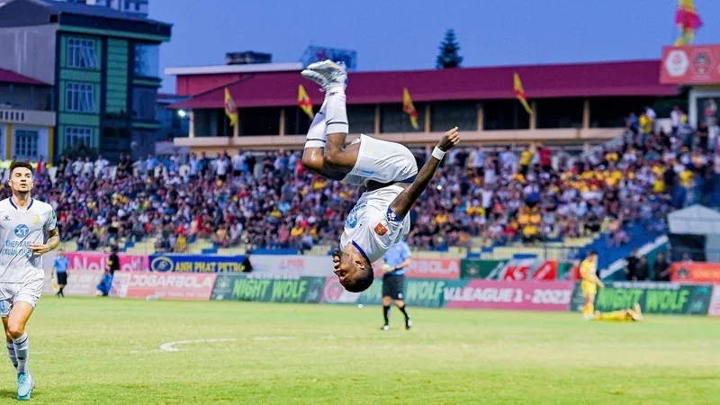 Coutinho thực hiện cú santo ăn mừng sau bàn nâng tỷ số 2-0 cho Nam Định. Ảnh: MINH HOÀNG