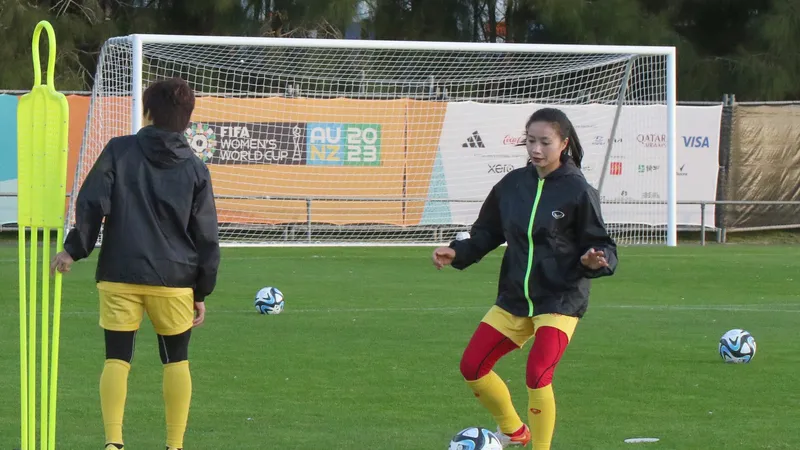 Các cầu thủ Việt Nam trên sân tập ngày 17-7