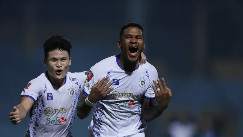 Caion đóng vai người hùng cho Hà Nội FC khi thực hiện cú hattrick vào lưới thủ môn Văn Lâm. Ảnh: MINH HOÀNG