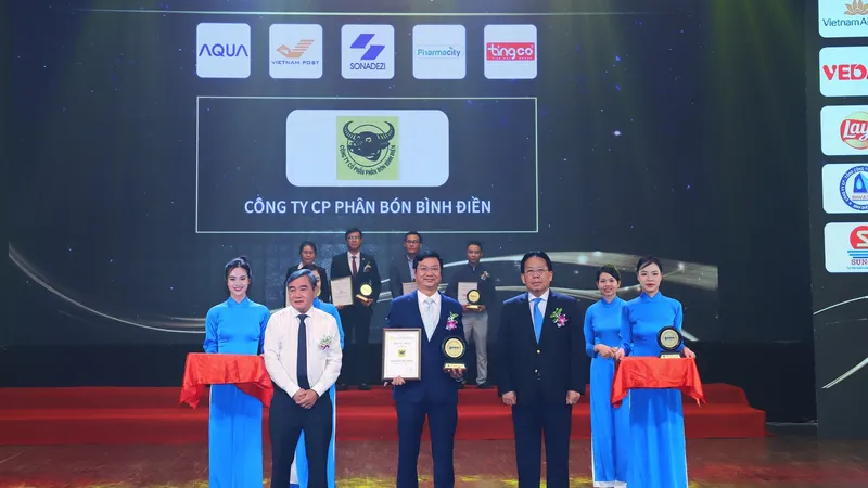 Ông Đỗ Nhật Tân (PGĐ Cty CP Bình Điền Ninh Bình) đại diện công ty Bình Điền nhận giải thưởng Nhãn hiệu nổi tiếng Việt Nam năm 2023.
