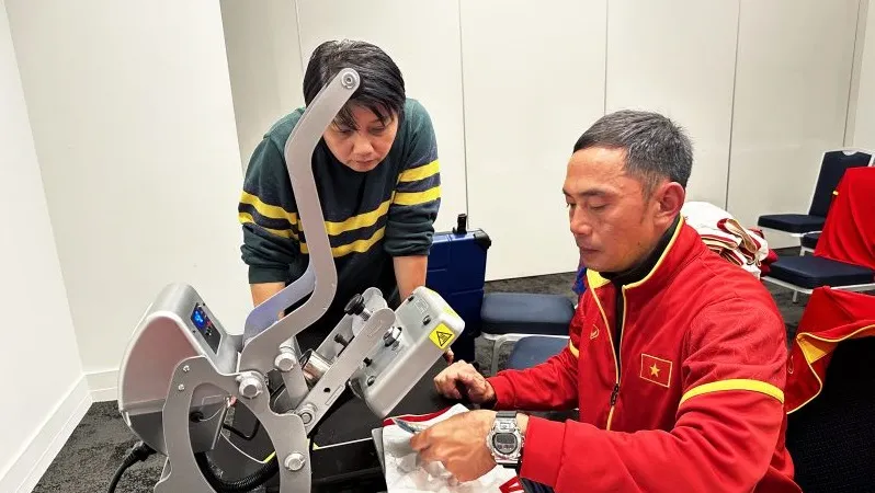Các thành viên trong BHL đội tuyển nữ Việt Nam hoàn thiện những trang bị trước ngày khai mạc VCK World Cup 2023 theo như yêu cầu của FIFA