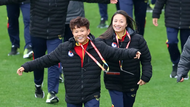 Đội tuyển nữ Việt Nam trong buổi làm quen sân Eden Park vào ngày 21-7. Ảnh: ĐỨC ĐÔNG 