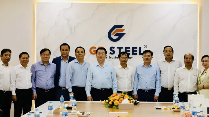 Đoàn công tác chụp hình lưu niệm cùng Ban lãnh đạo Công ty
