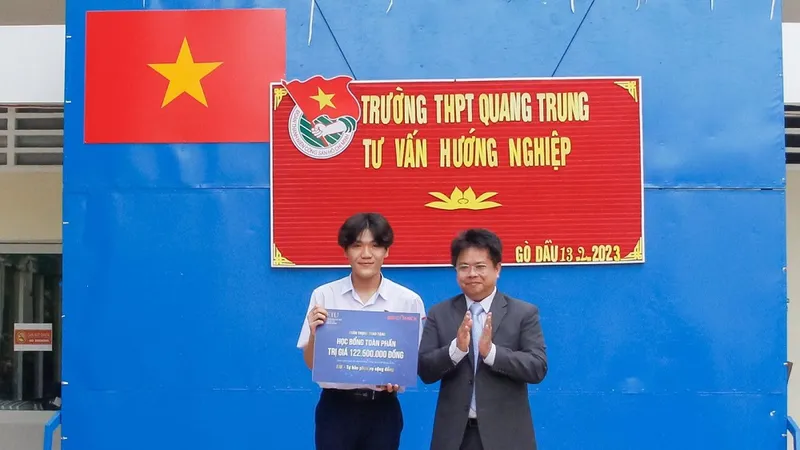 Trương Châu Phước Lộc nhận Học bổng Toàn phần ngành Kỹ thuật phần mềm EIU