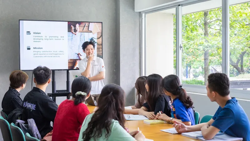 Sinh viên học nhóm tại Thư viện Trường Đại học Quốc tế Miền Đông