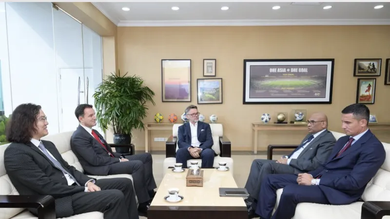 HLV Troussier tại buổi gặp gỡ cùng Tổng thư ký AFC