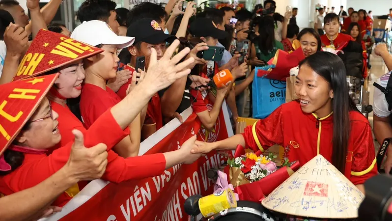 Đông đảo người hâm mộ ra sân bay Nội Bài chào đón đội tuyển nữ Việt Nam vào trưa 3-8