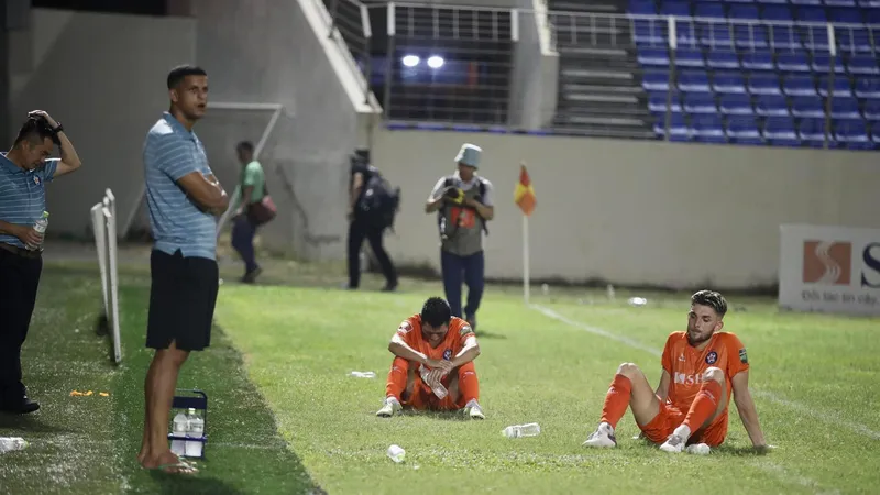 Thầy trò đội Đà Nẵng tỏ sự thất vọng sau trận đấu. Ảnh: PHI HẢI