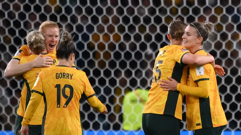 Niềm vui của các cầu thủ Australia khi giành vé vào tứ kết. Ảnh: FIFA
