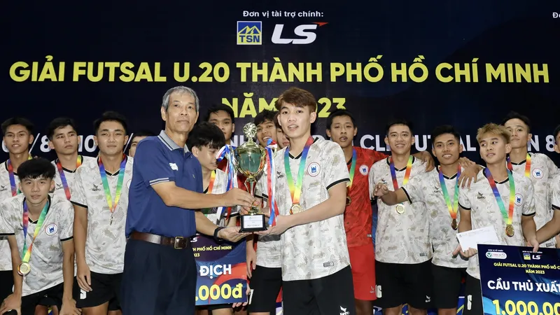 Phó chủ tịch LĐBĐ TPHCM Ngô Lê Bằng trao Cúp vô địch cho đội Tân Hiệp Hưng. Ảnh: DŨNG PHƯƠNG
