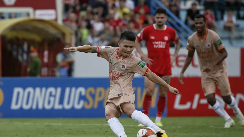 Quang Hải ghi bàn ấn định chiến thắng 3-0 cho CAHN. Ảnh: MINH HOÀNG