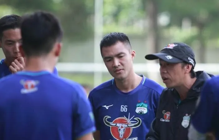 HLV Dương Minh Ninh đã làm trợ lý HLV trưởng ở HA.GL qua nhiều giai đoạn đội bóng này sử dụng HLV nước ngoài