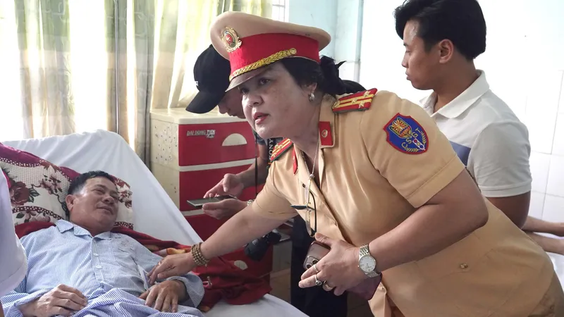 Cảnh sát giao thông Công an tỉnh Gia Lai thăm hỏi, động viện tài xế Nguyễn Tú Sinh. Ảnh: Minh Vỹ.