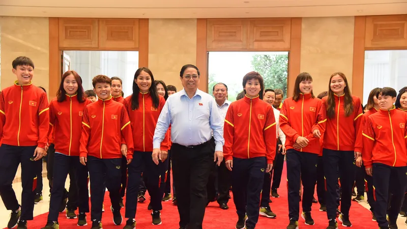 Thủ tướng Phạm Minh Chính và các cầu thủ đội tuyển bóng đá nữ Việt Nam. Ảnh: HẢI HÀ/nhandan.vn