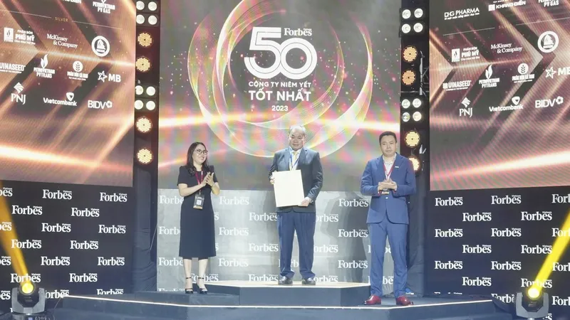 Ông Quảng Văn Viết Cương – Phó Tổng Giám đốc Tổng công ty Becamex IDC nhận cúp và chứng nhận TOP 50 công ty niêm yết tốt nhất Việt Nam năm 2023.