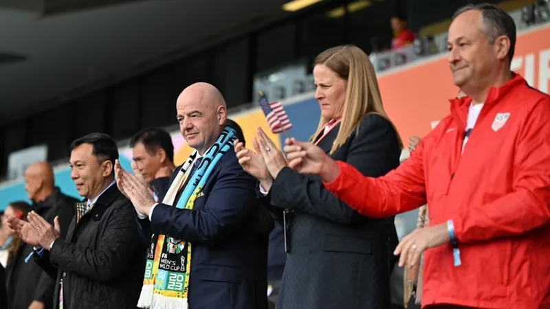 Chủ tịch FIFA Gianni Infantino (giữa), Chủ tịch LĐBĐVN Trần Quốc Tuấn (trái) và Chủ tịch LĐBĐ Mỹ Cindy Parlow Cone