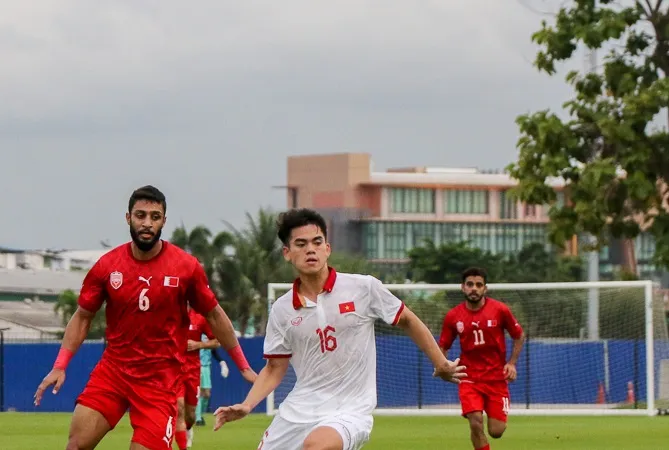 Dù tuổi trung bình trẻ hơn, nhưng U23 Việt Nam được đánh giá cao hơn so với các cầu thủ Lào